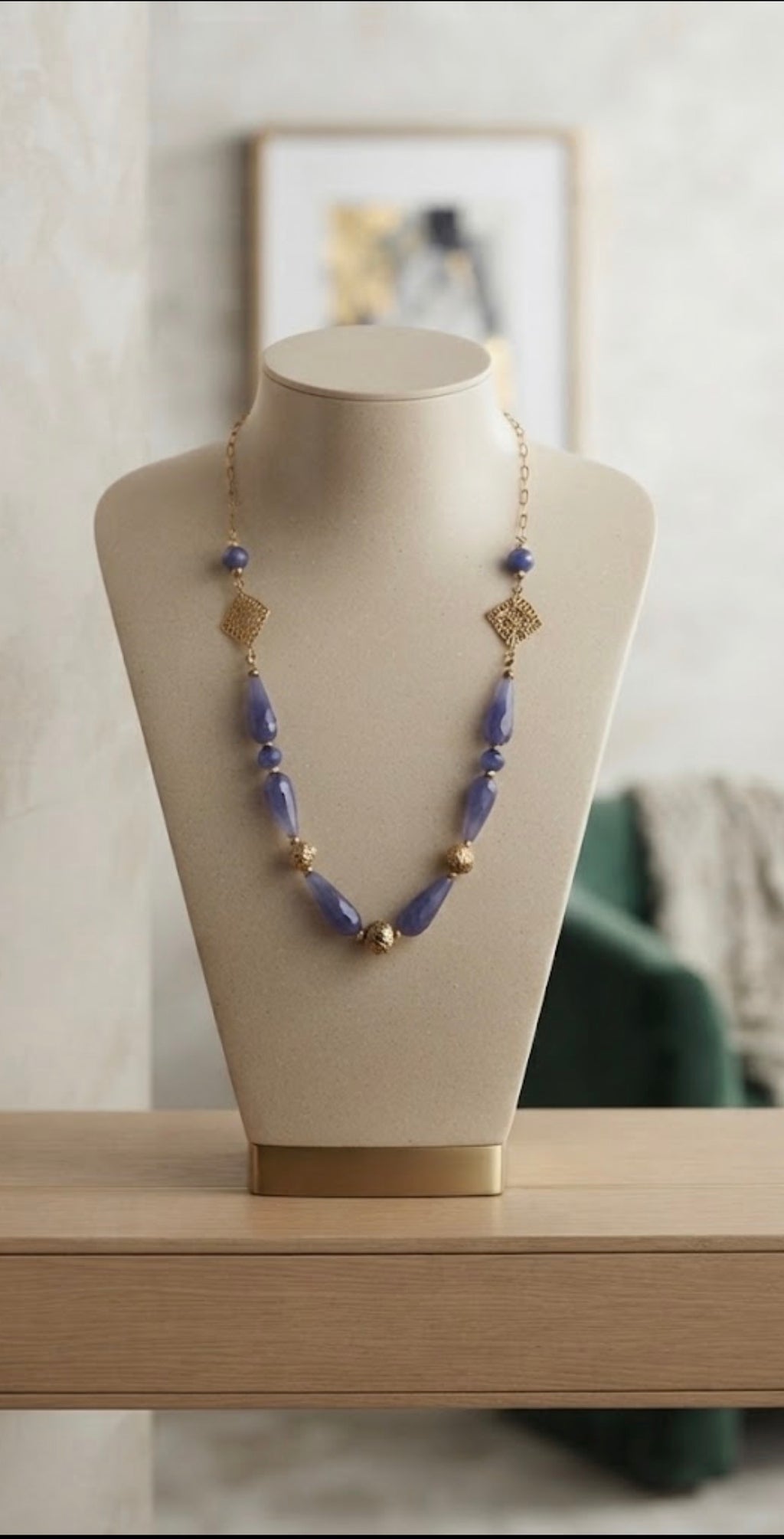 Collier artisanal en iolite et perles dorées