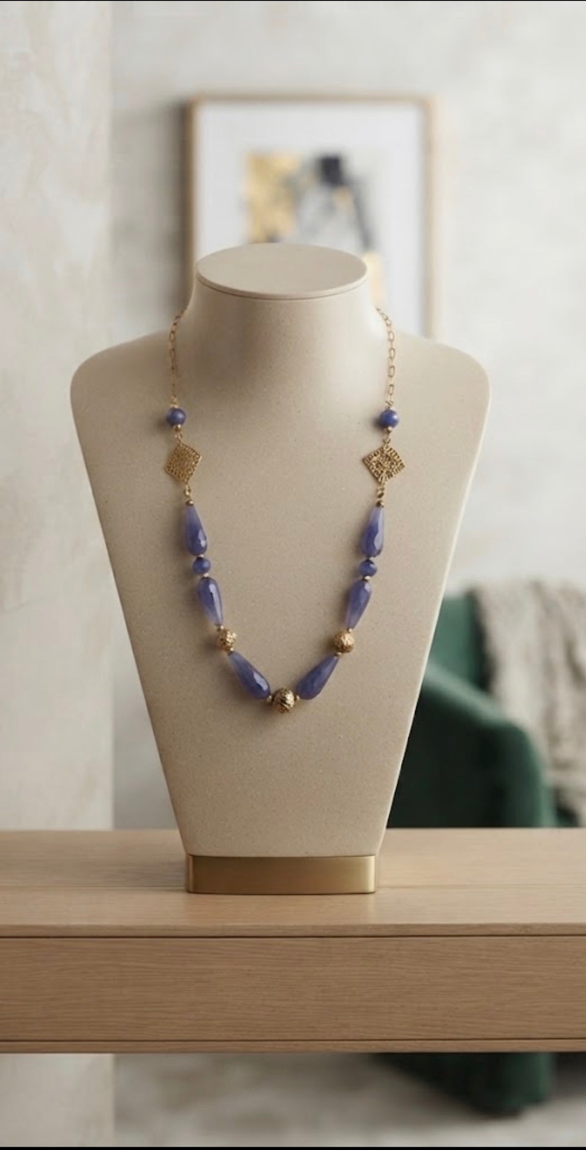 Collier artisanal en iolite et perles dorées
