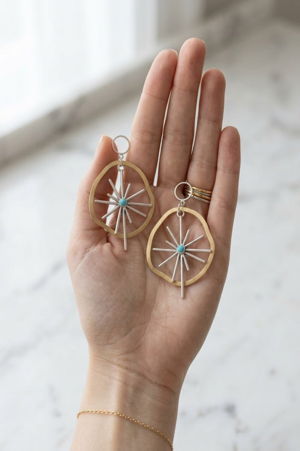 Boucles d'oreilles Asymétriques Étoile de Mer et Turquoise en Argent et Laiton