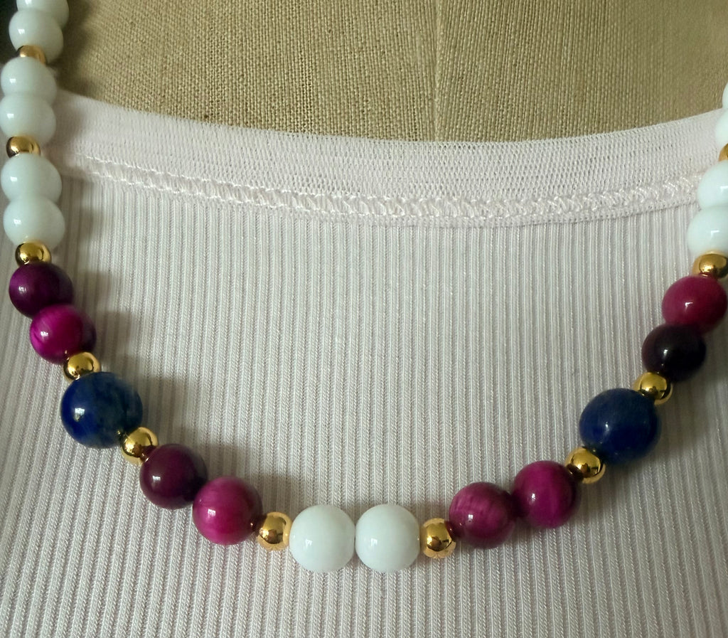 Collier artisanal en pierres fines : Lapis-lazuli, Agate fushia et Perles blanches