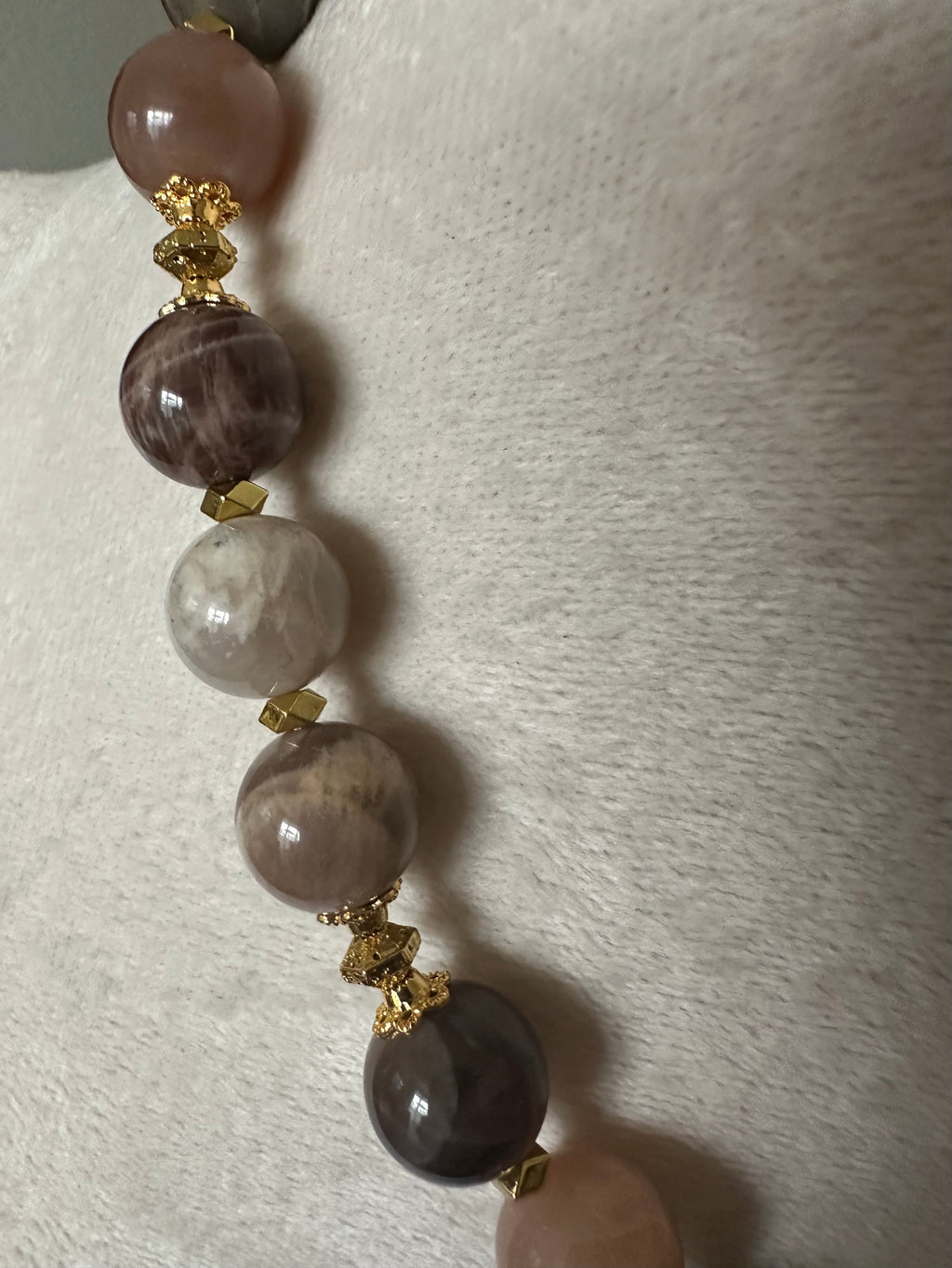 Collier de perles en pierre de lune marron et grise avec éléments dorés