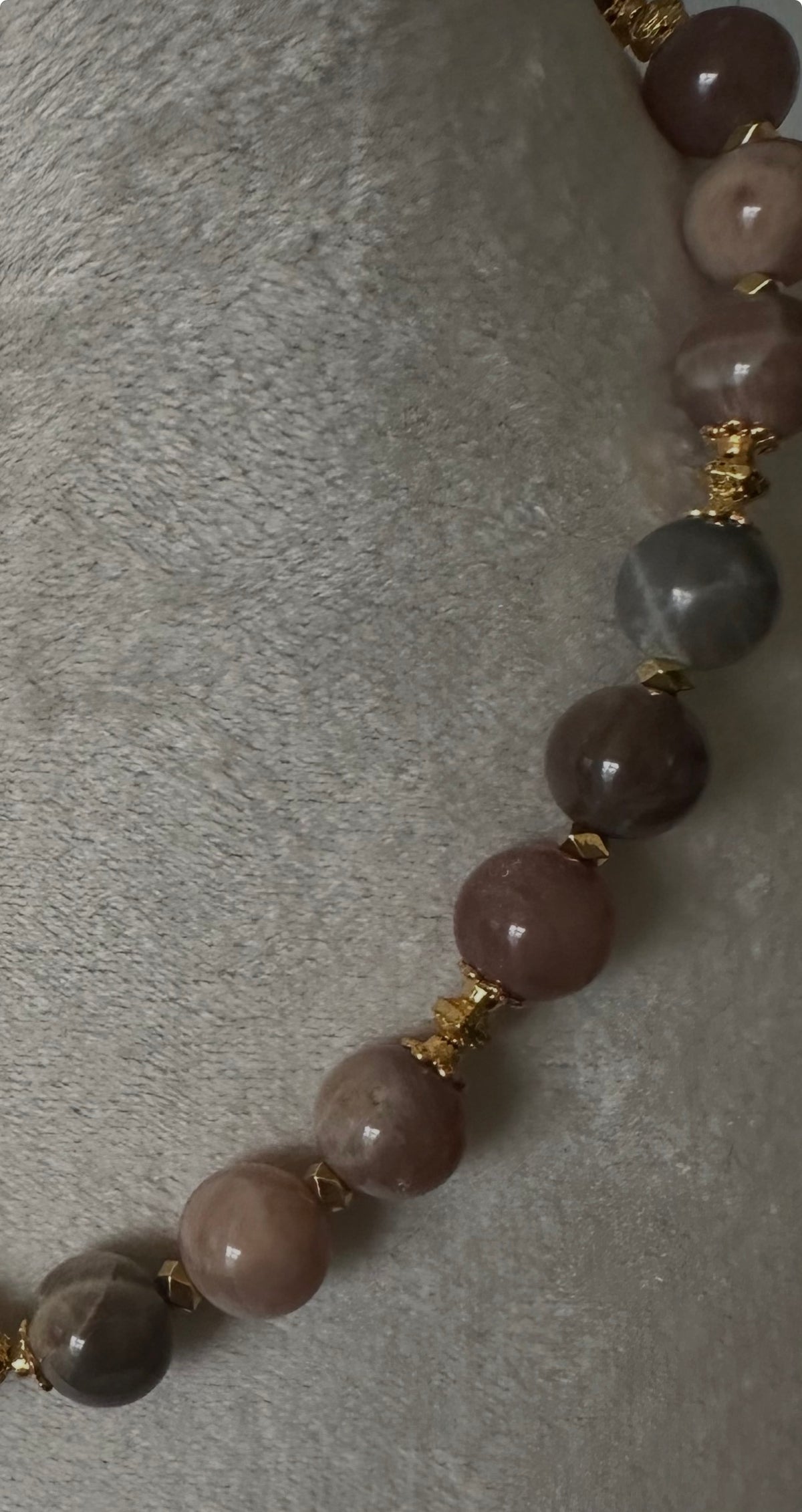 Collier de perles en pierre de lune marron et grise avec éléments dorés
