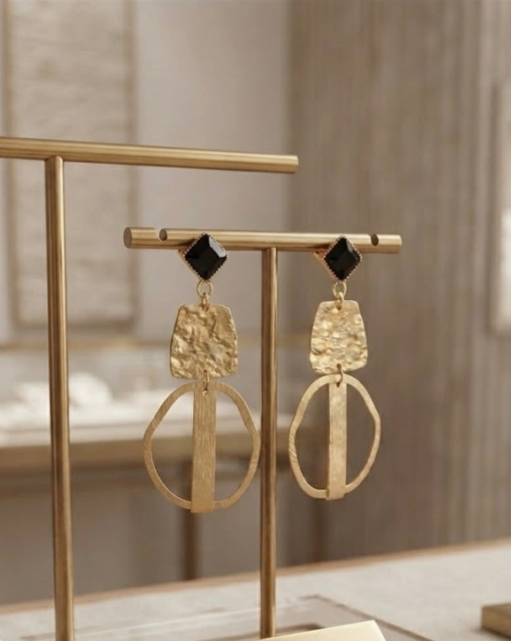Boucles d'oreilles pendantes géométriques Velmora – Or brossé et pierre noire