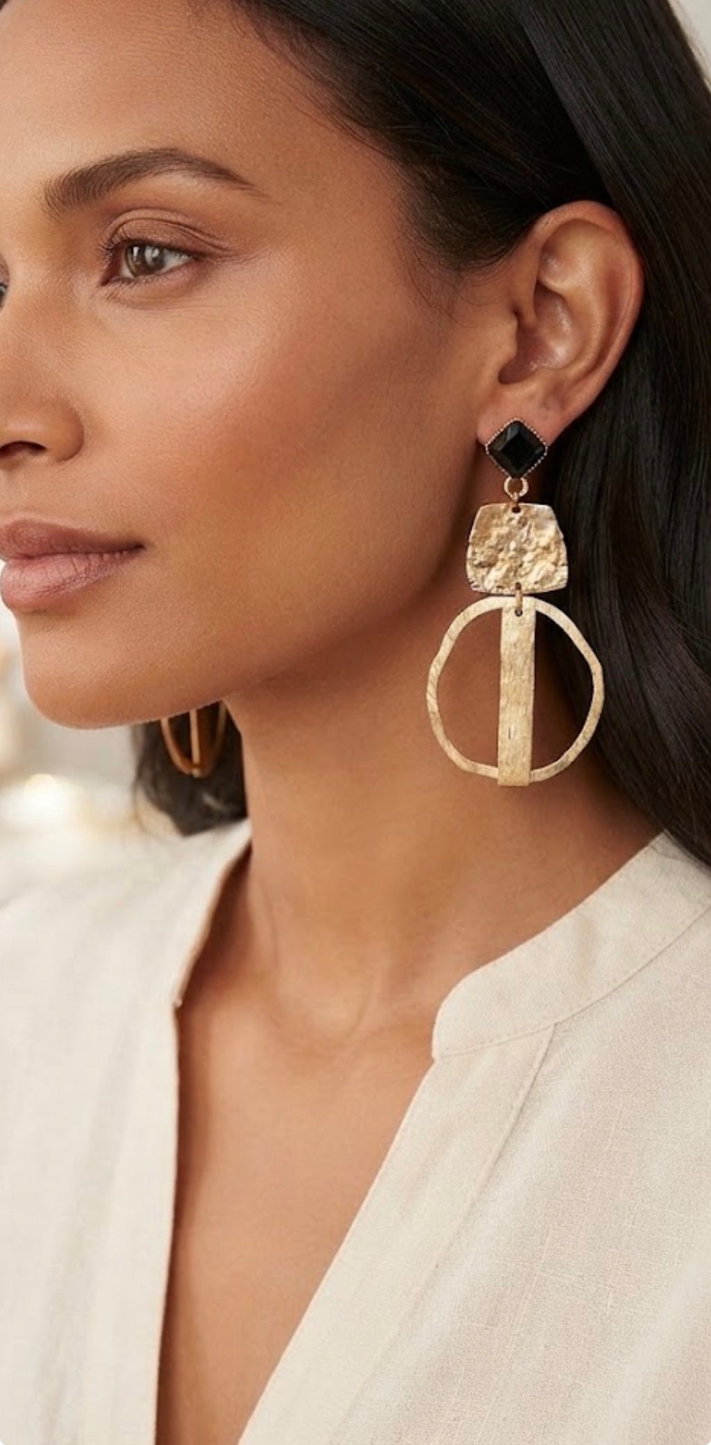 Boucles d'oreilles pendantes géométriques Velmora – Or brossé et pierre noire