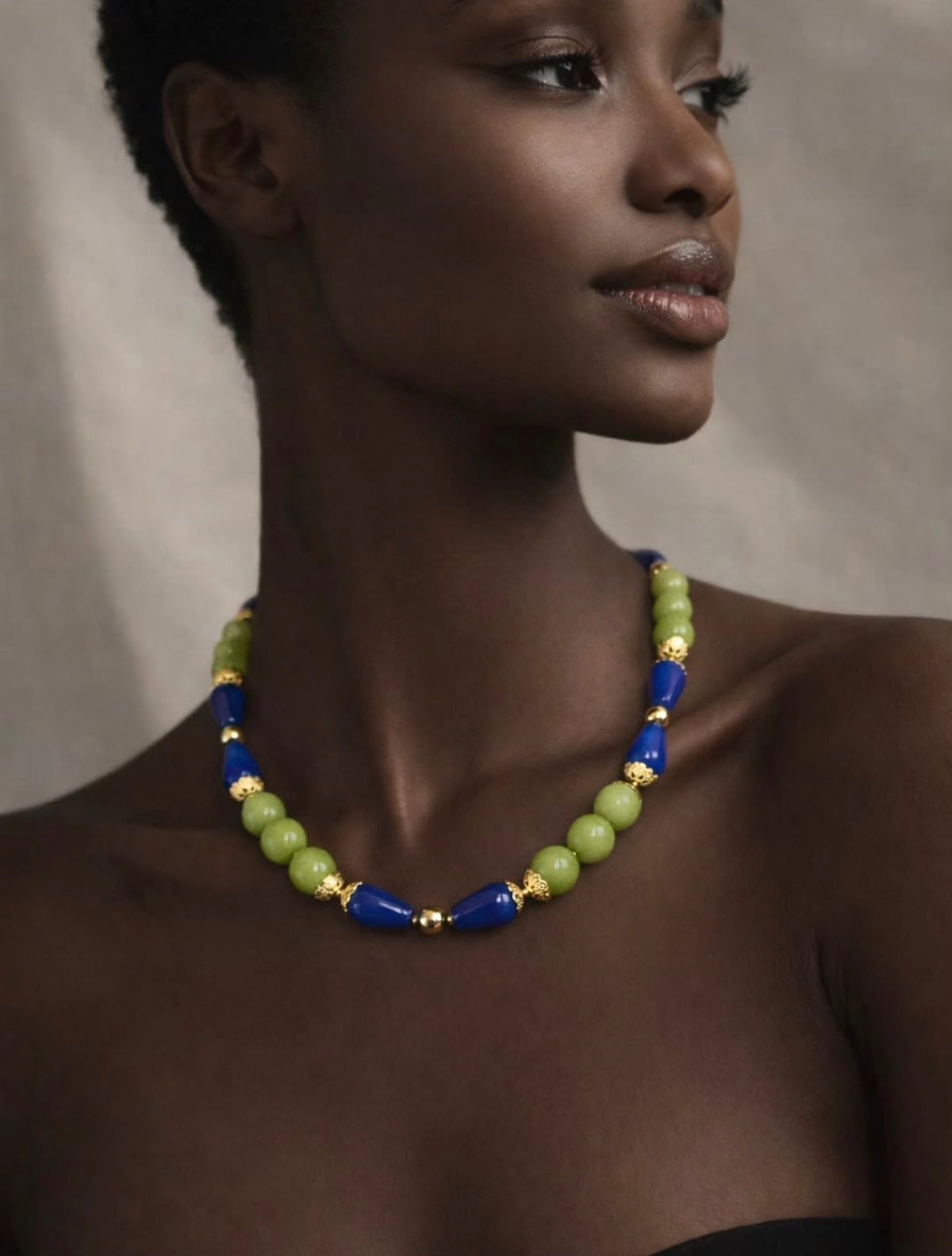 Parure de bijoux en lapis-lazuli, jade vert et apprêts dorés