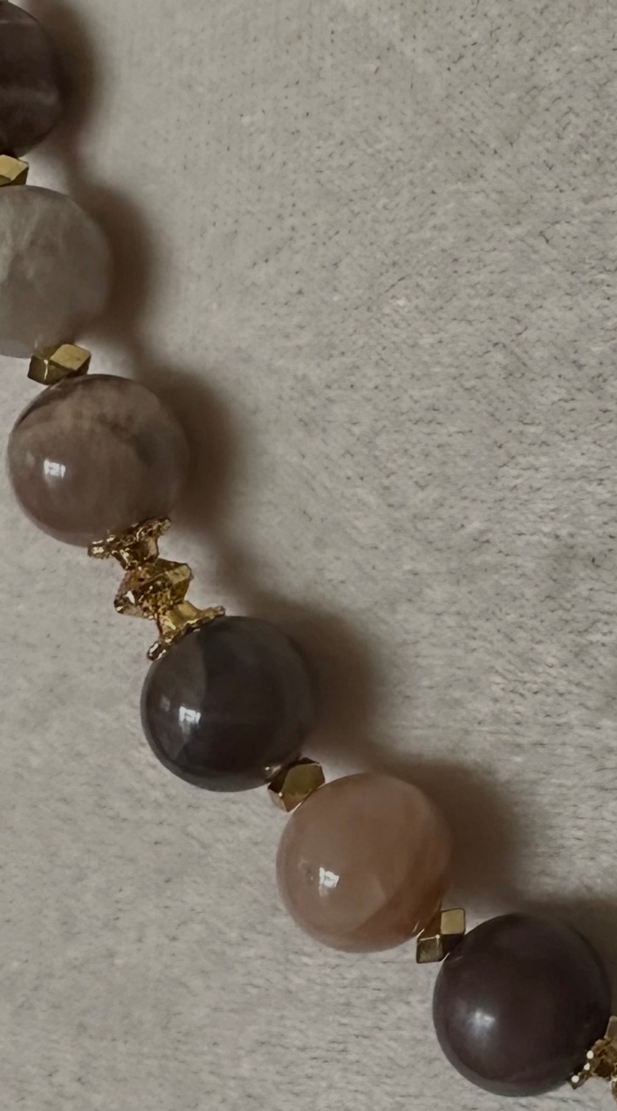 Collier de perles en pierre de lune marron et grise avec éléments dorés