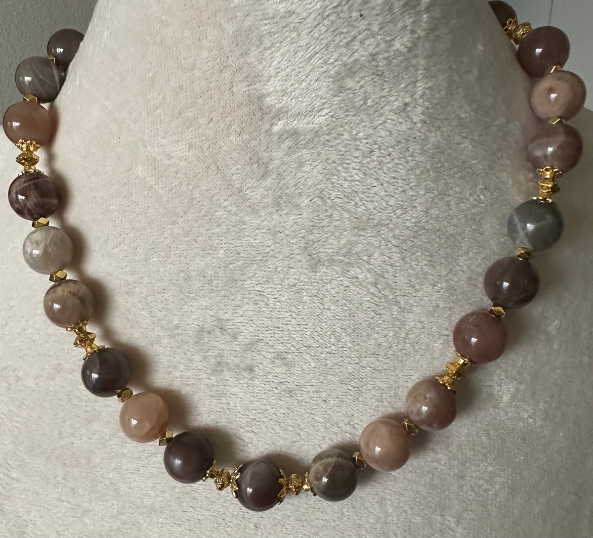 Collier de perles en pierre de lune marron et grise avec éléments dorés