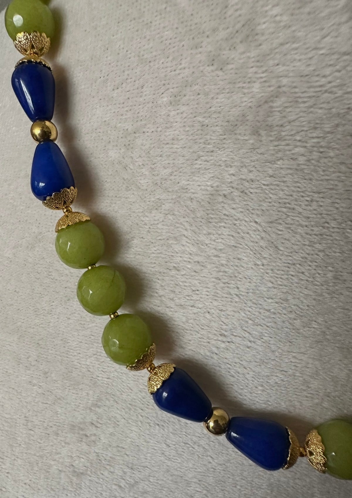 Parure de bijoux en lapis-lazuli, jade vert et apprêts dorés