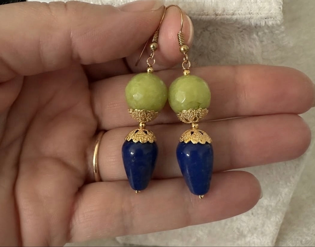 Parure de bijoux en lapis-lazuli, jade vert et apprêts dorés