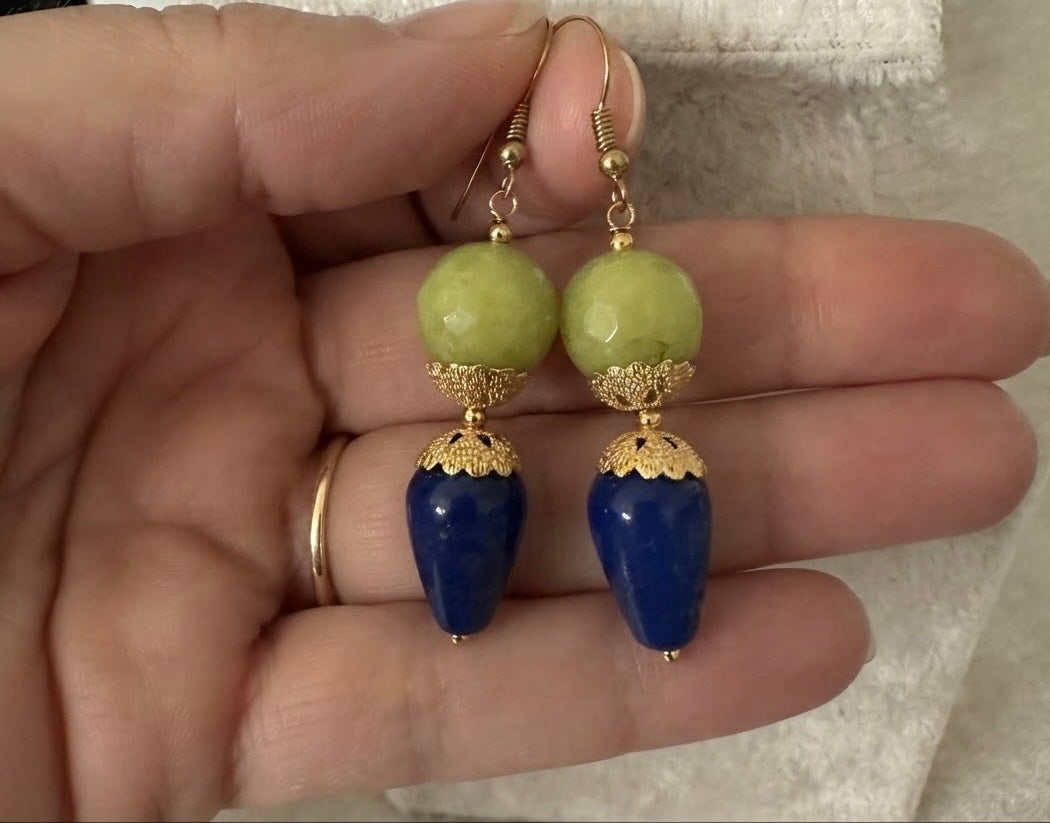 Parure de bijoux en lapis-lazuli, jade vert et apprêts dorés