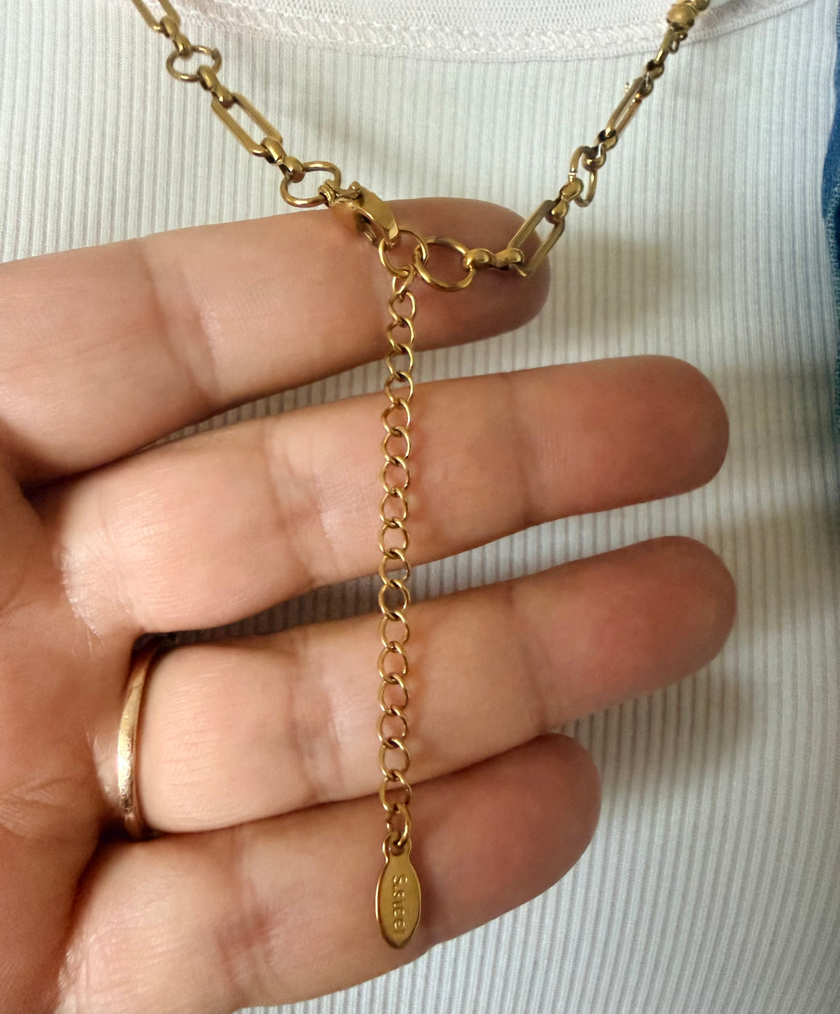 Collier artisanal en pierres fines : Lapis-lazuli, Agate fushia et Perles blanches
