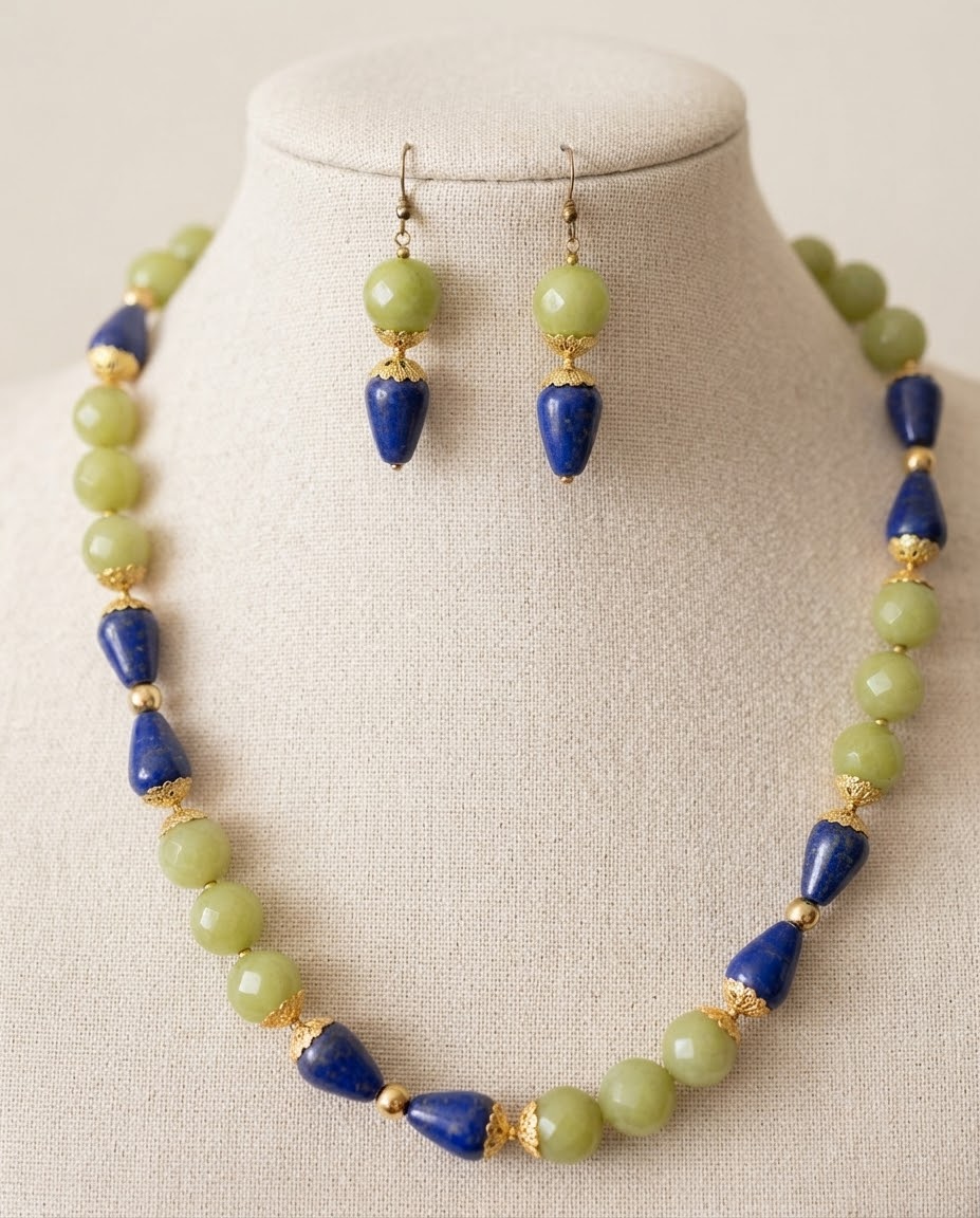 Parure de bijoux en lapis-lazuli, jade vert et apprêts dorés