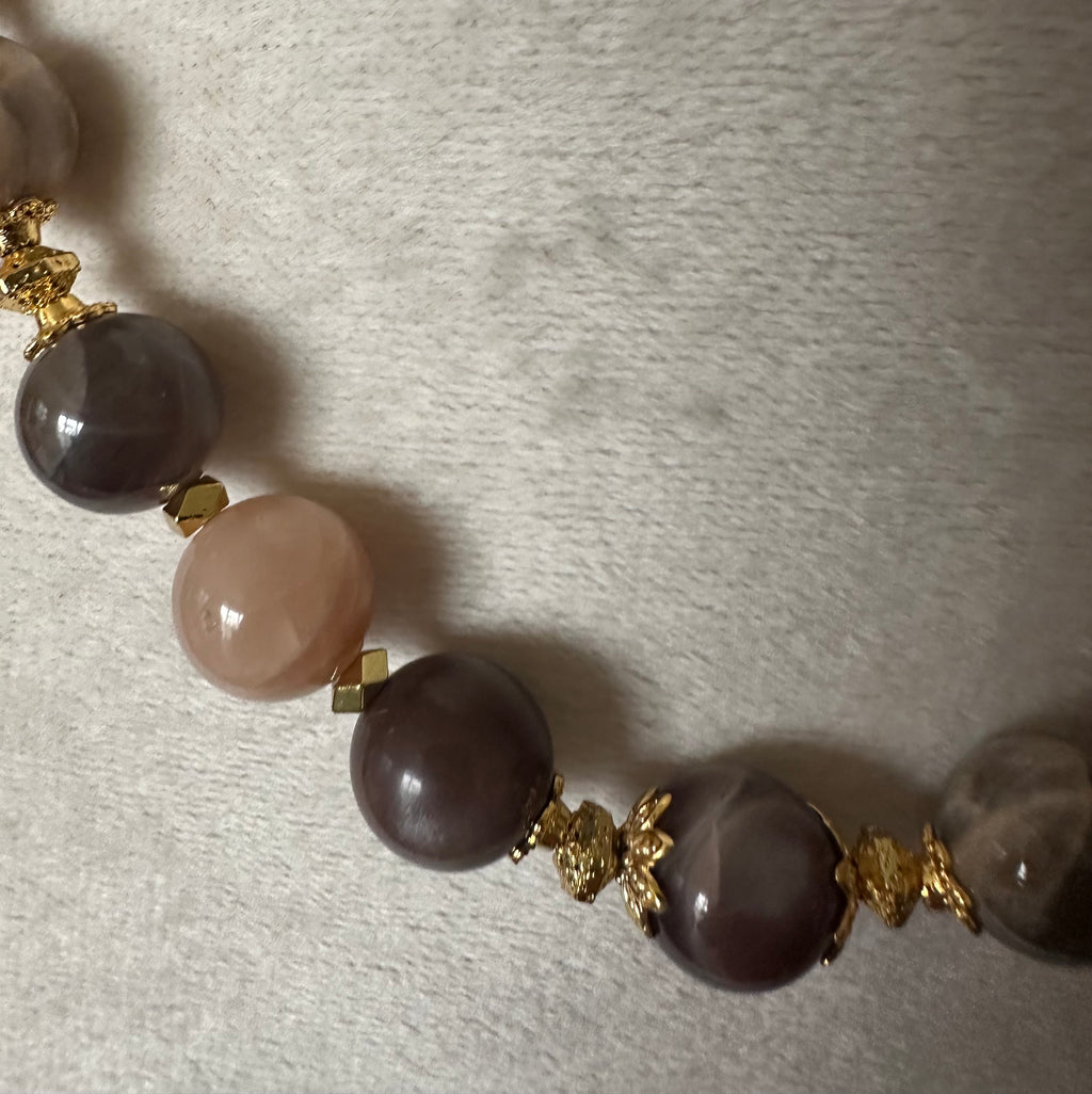 Collier de perles en pierre de lune marron et grise avec éléments dorés