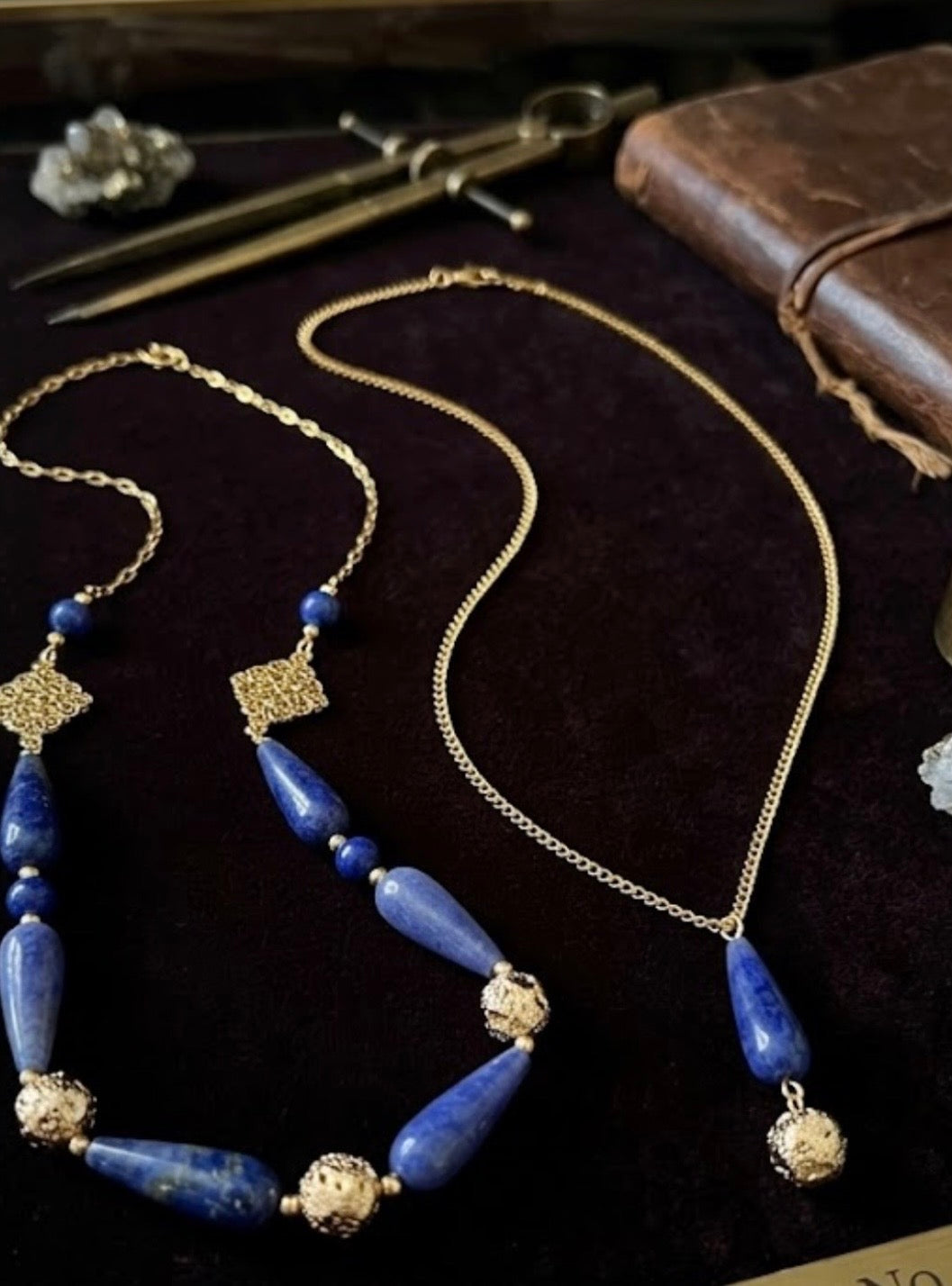 Collier artisanal en iolite et perles dorées