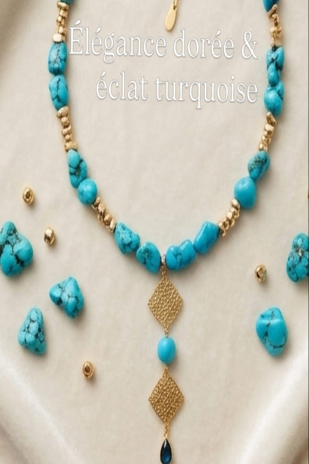 Collier turquoise d'Égypte avec double pendentif doré sur fond crème