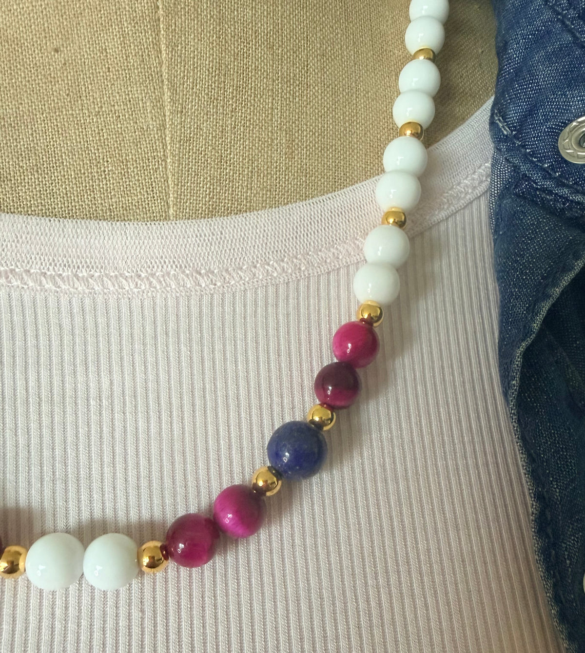 Collier artisanal en pierres fines : Lapis-lazuli, Agate fushia et Perles blanches