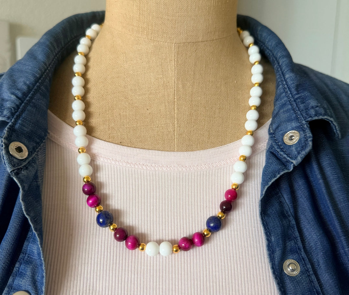 Collier artisanal en pierres fines : Lapis-lazuli, Agate fushia et Perles blanches