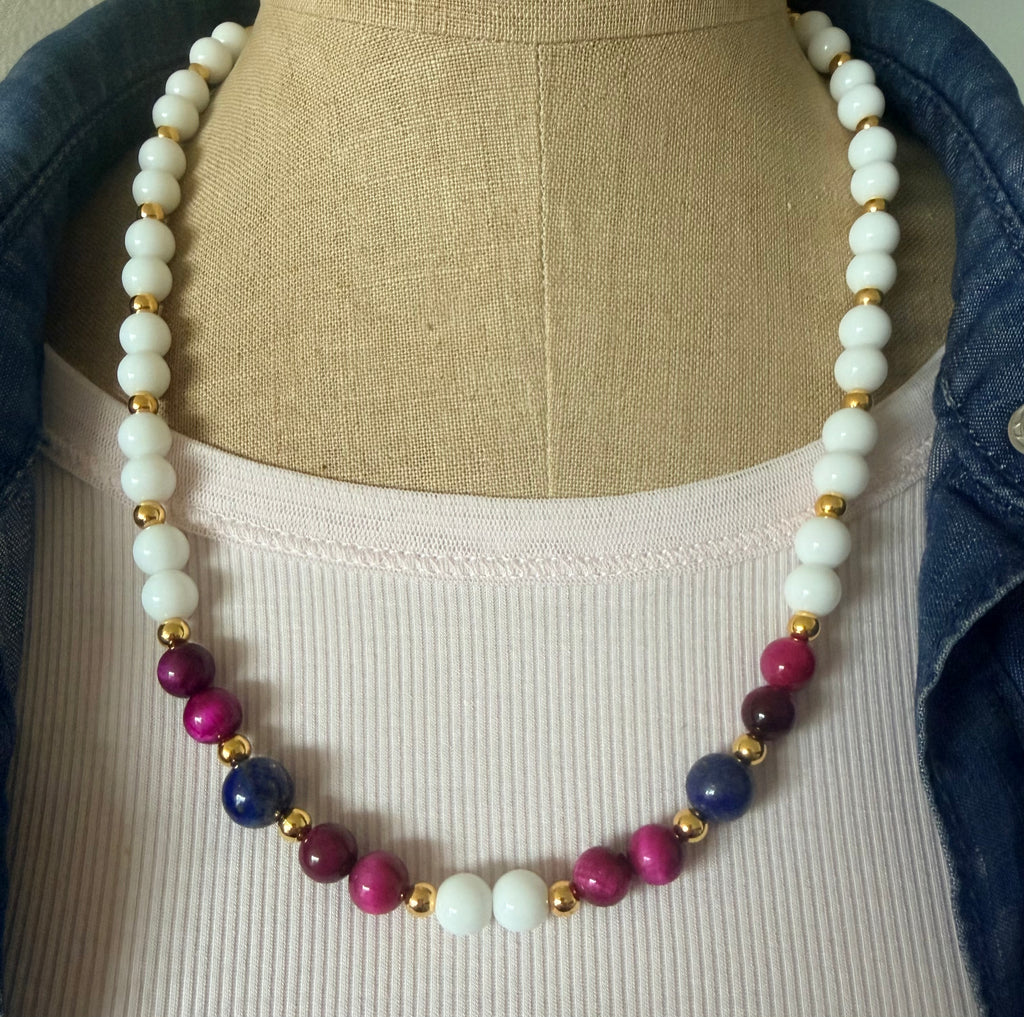 Collier artisanal en pierres fines : Lapis-lazuli, Agate fushia et Perles blanches