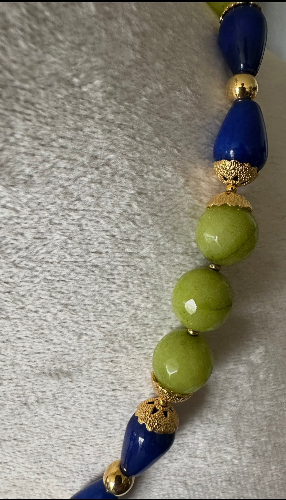 Parure de bijoux en lapis-lazuli, jade vert et apprêts dorés