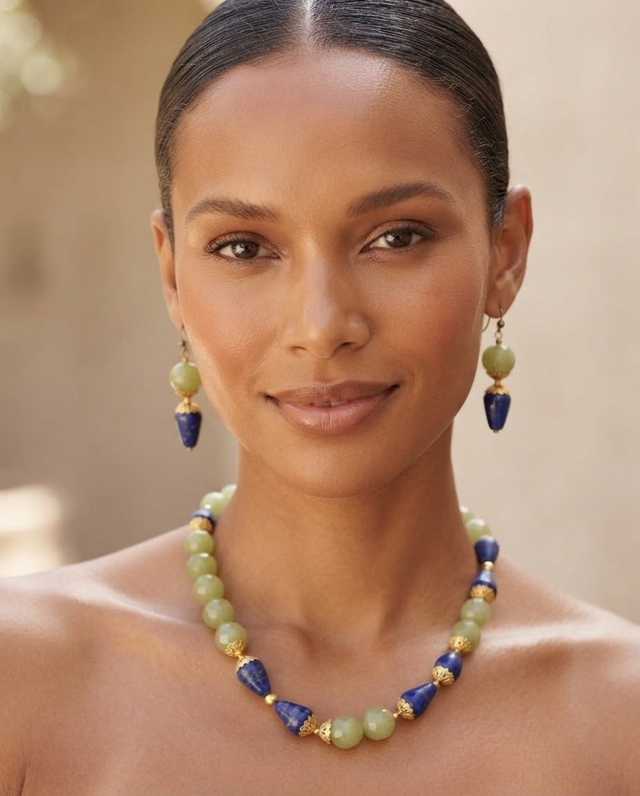 Parure de bijoux en lapis-lazuli, jade vert et apprêts dorés