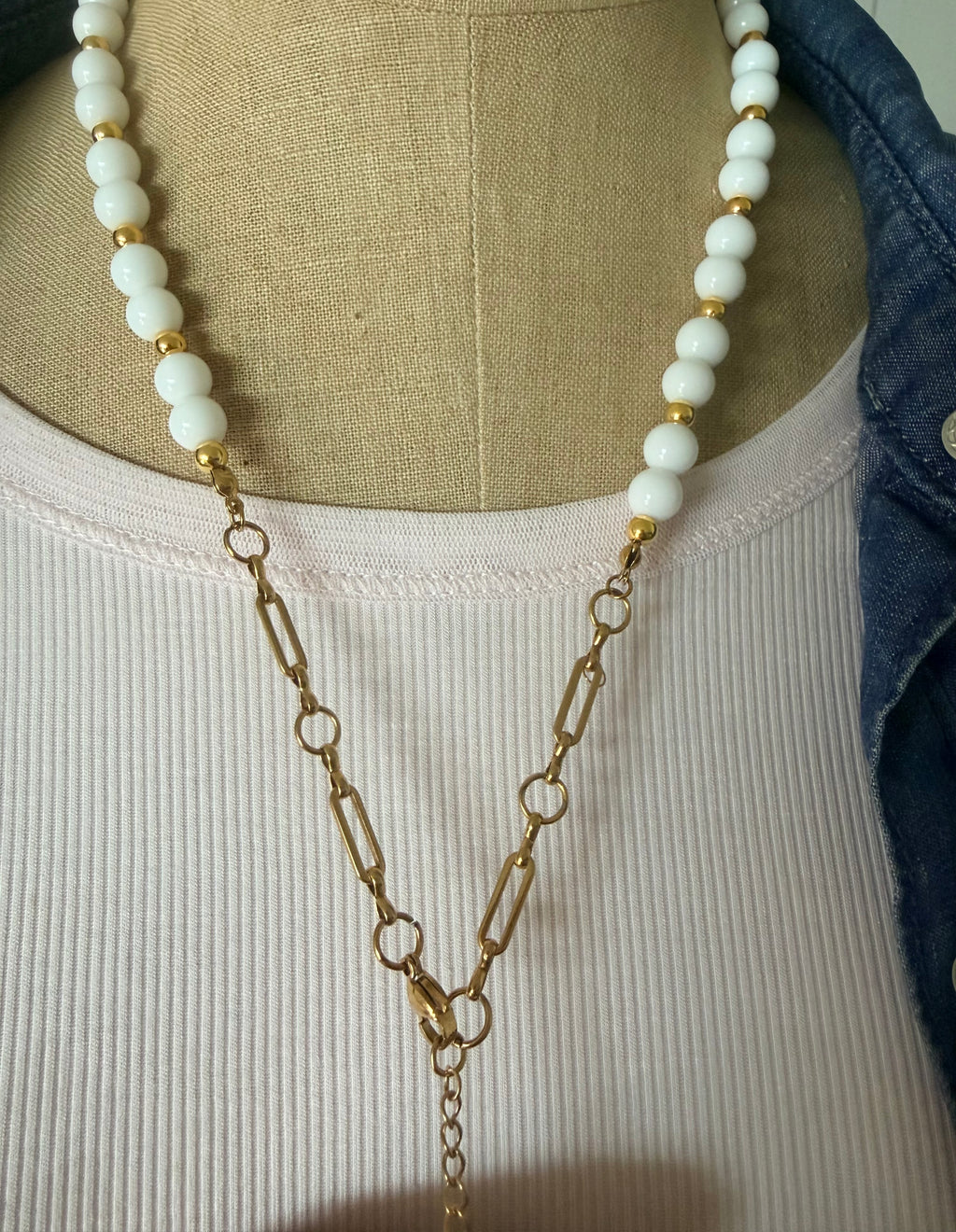 Collier artisanal en pierres fines : Lapis-lazuli, Agate fushia et Perles blanches