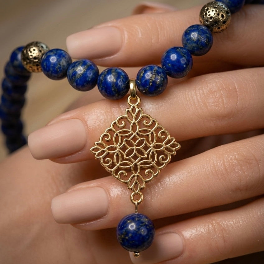 Détail pendentif doré filigrane en main