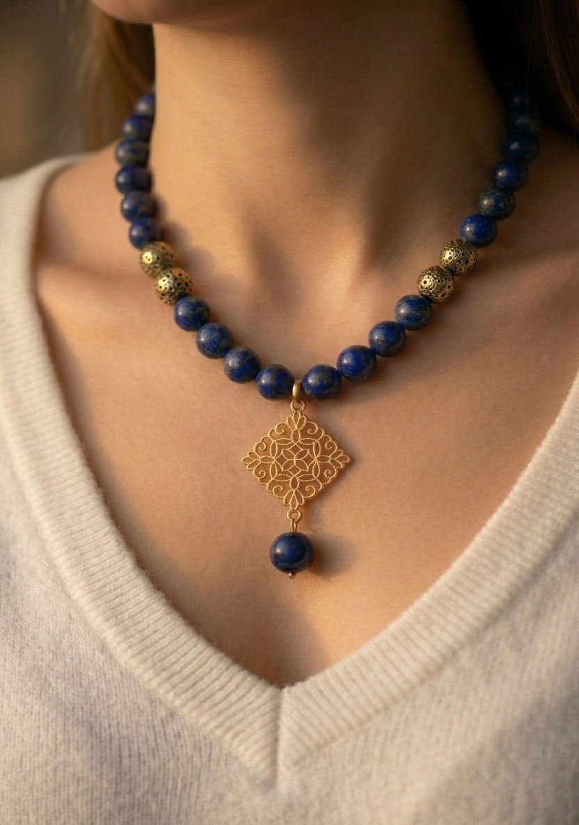 Collier lapis lazuli porté, vue col V