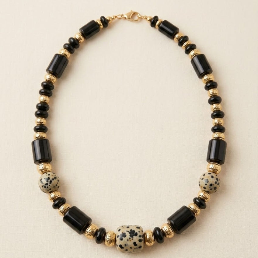 Collier onyx noir et jaspe dalmatien sur fond crème