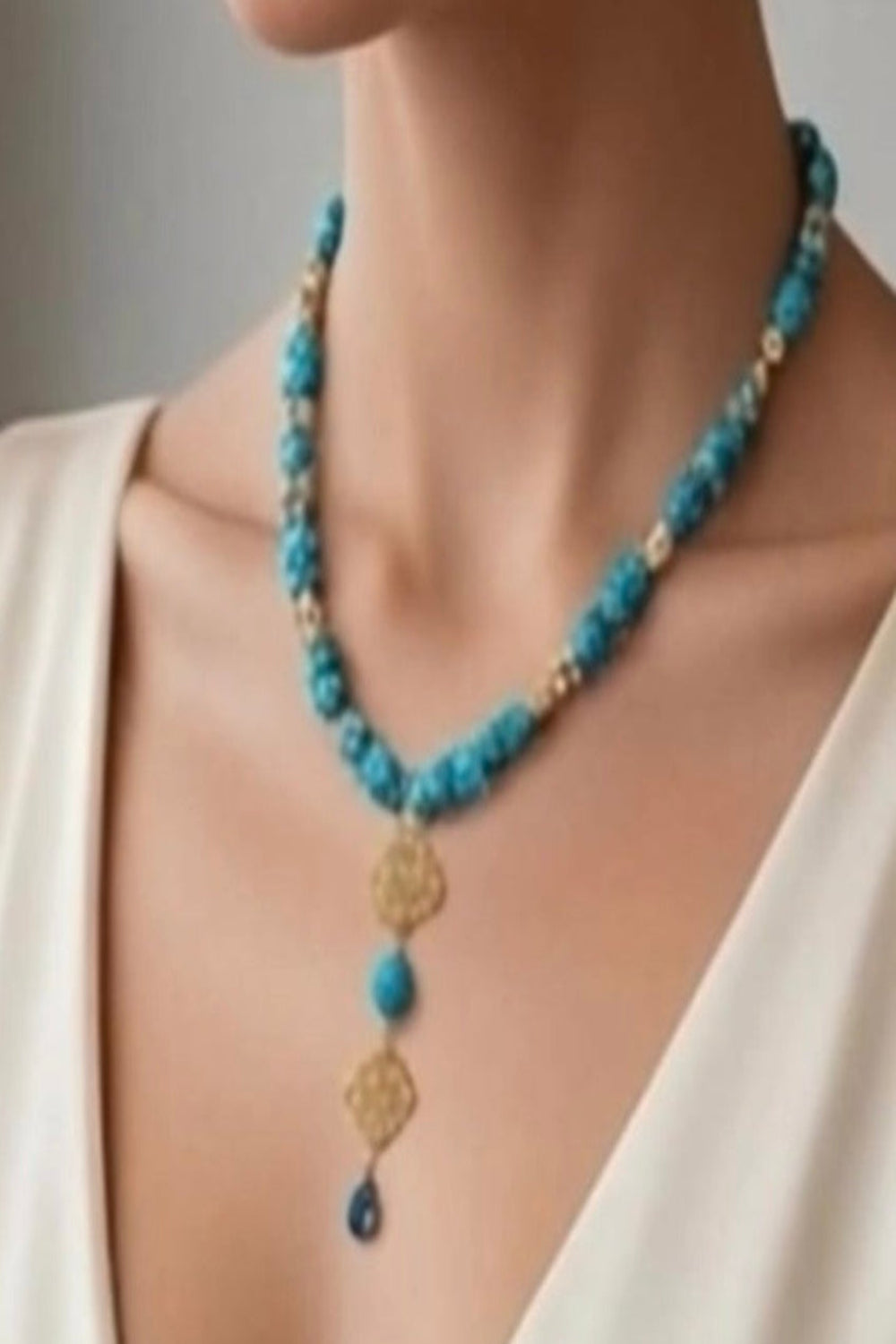 Collier turquoise d'Égypte porté, vue rapprochée