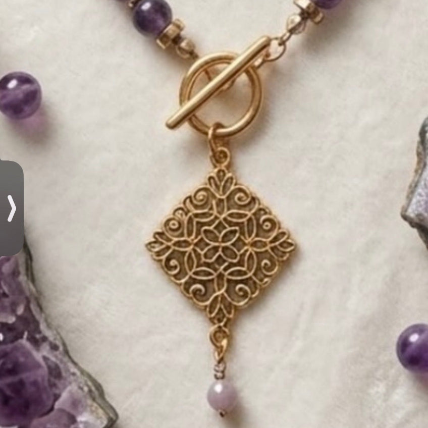 Détail du pendentif filigrane doré et perles d'améthyste