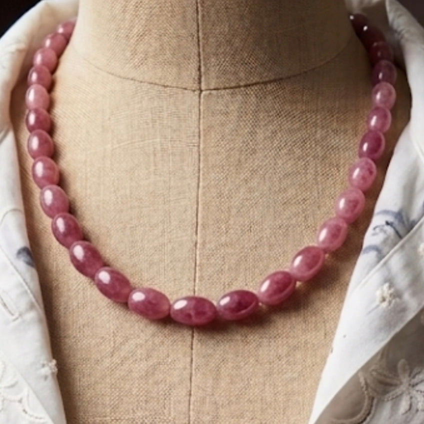 Collier rhodonite sur mannequin buste fond lin